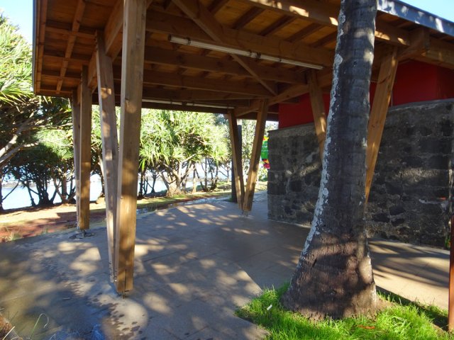 Un auvent pour se mettre à l'ombre ou consommer un jus de fruit