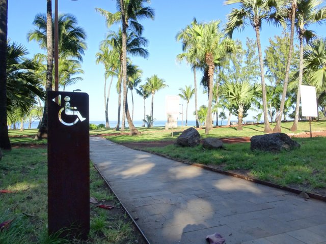 La petite allée transversale finit aux pistes de marche