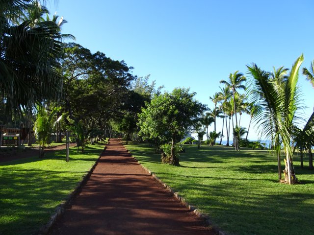 La même allée de l'autre côté