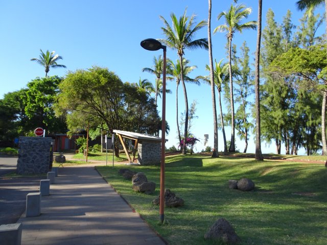 Longer le parking pour poursuivre après les toilettes