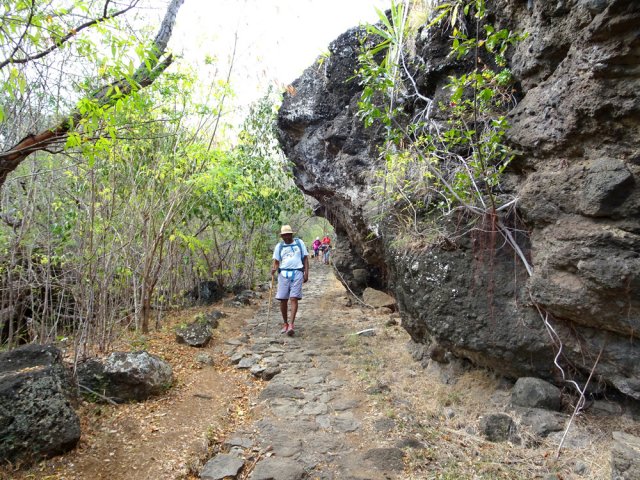 Longue barre rocheuse avec des parties encore pavées
