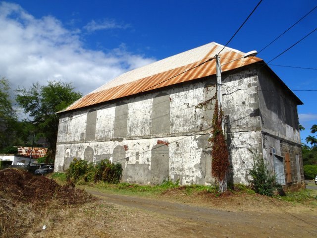 Un des bâtiments abandonnés de l'ancienne usine sucrière