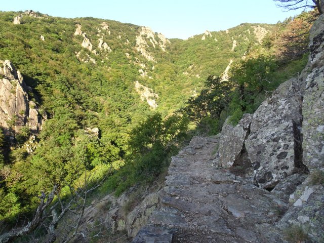 Longue portion en corniche sur un parcours constitué de pierres plates