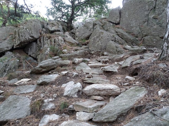 Les premières pentes se passent sur des pierriers chaotiques