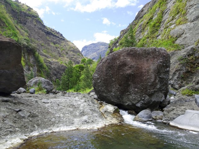 Trois grosses roches dont une qui recouvre la rivière sur quelques mètres