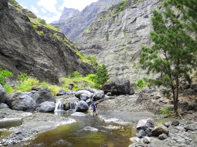 La montée s'accentue légèrement, créant quelques petites chutes