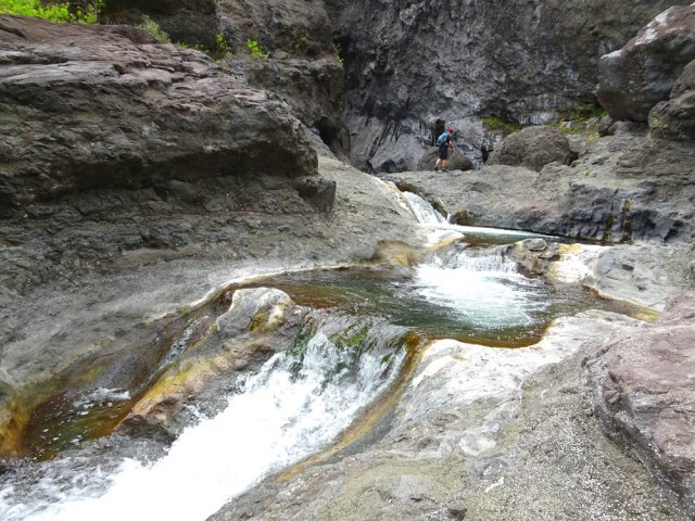 Plusieurs toboggans annoncent l'arrivée au canyon près de la Ravine de Roche Plate