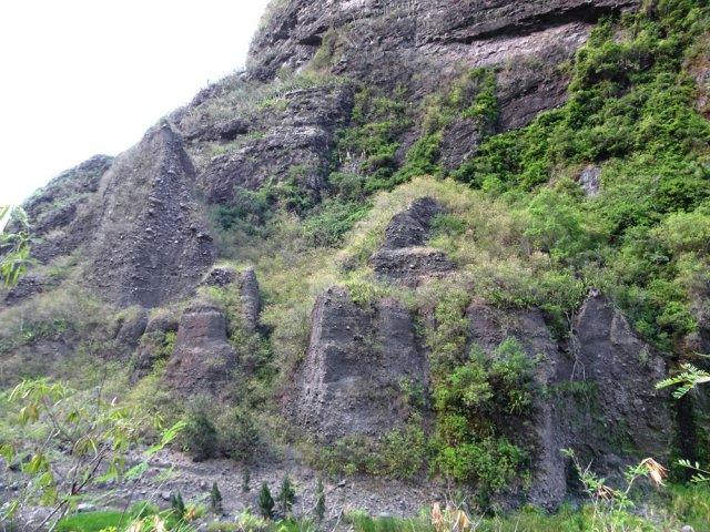 Les falaises sont très friables le long de la rivière