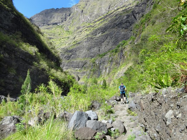 La remontée se poursuit le long de la rivière sur un sentier caillouteux