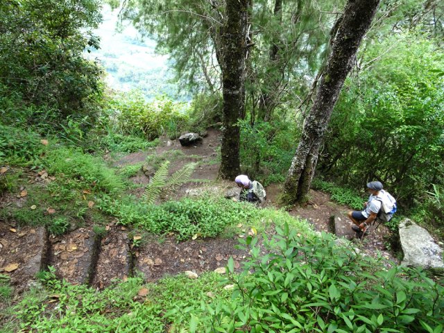 De nouveaux lacets raides et serrés avant d'arriver à la croix de bois