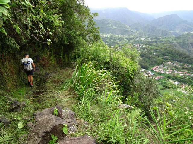 Malgré les pierres, la descente est une balade comparée à la recherche du sentier lontan