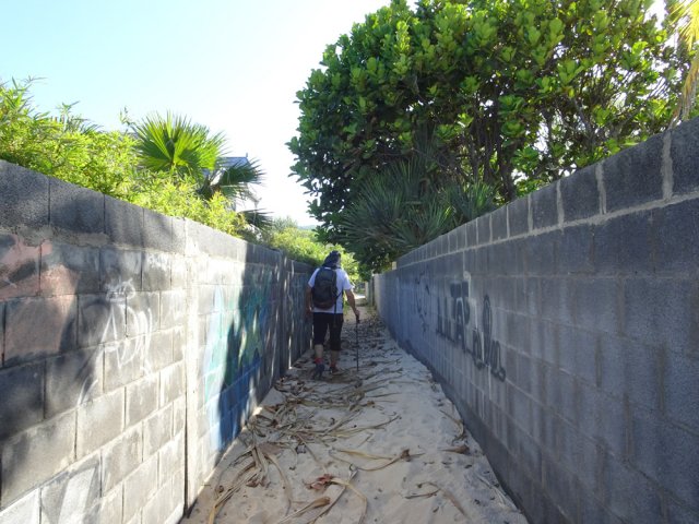 Le chemin piétonnier permettant de partir vers les terrains de sport