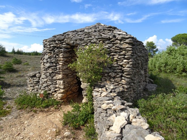 Une capitelle isolée en plein désert de garrigue