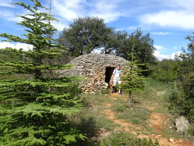 Les portes, orientées au sud, ne sont jamais hautes