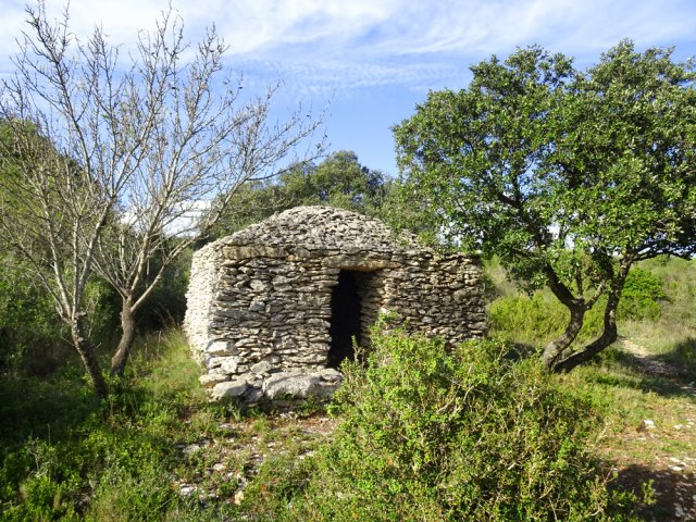 La porte semble pencher mais l'édifice tient encore debout