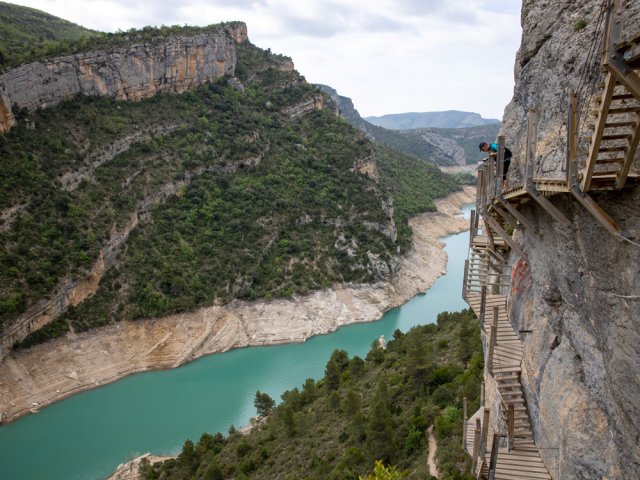 Vue grandiose depuis les passerelles aériennes à flanc de falaise