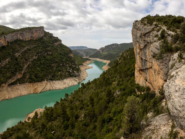 Vue d'ensemble sur le lac et l'escalier en zigzag