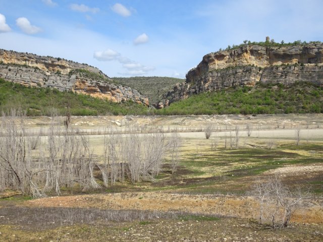 En amont, on devine les cultures immergées lors de la construction du barrage