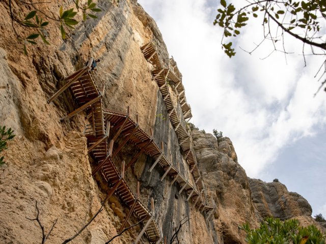 Vue du bas, la passerelle est impressionnante