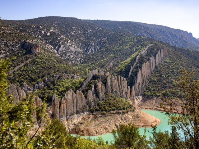 Vue spectaculaire sur les murailles de Finestras depuis la chapelle de San Marcos