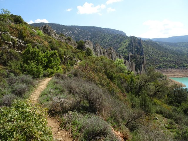 Le sentier menant aux murailles est facile à trouver à la fin du village