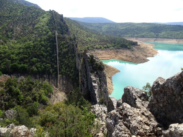 On traverse entre les murailles avant de descendre au pied
