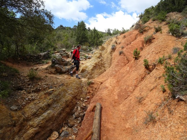Traversée d'un petit ru dans les terres rouges