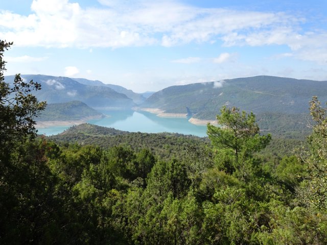 On bénéficie rapidement de panoramas sur le lac et le Barrage de Canelles