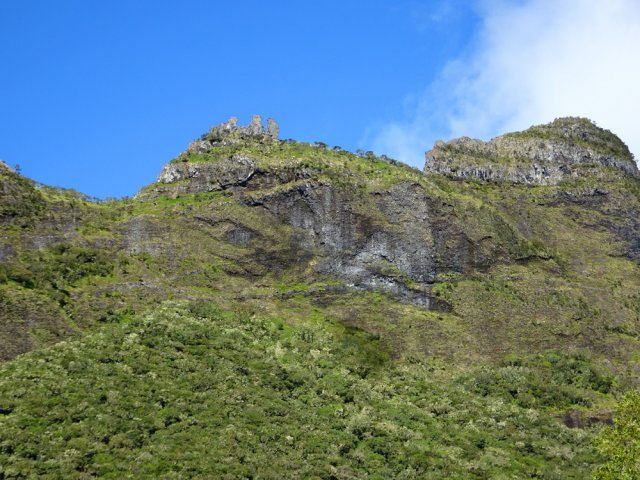 La crête et les trois Salazes qui dominent les prairies et le petit lac