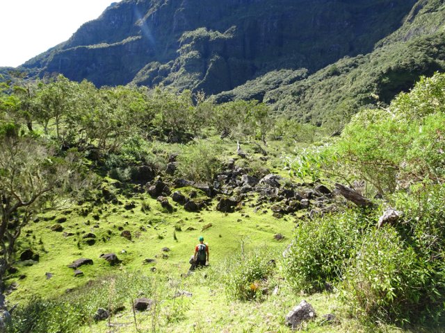 Descente caillouteuse vers le petit lac