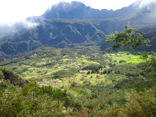 Point de vue sur Mafate et Marla depuis le col