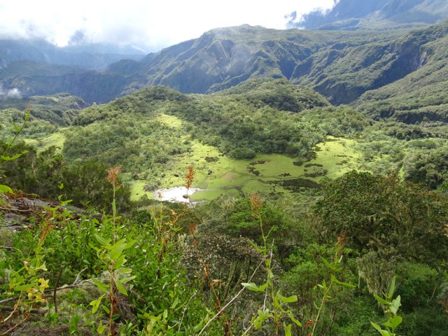 La mare paraît minuscule 300 m plus bas
