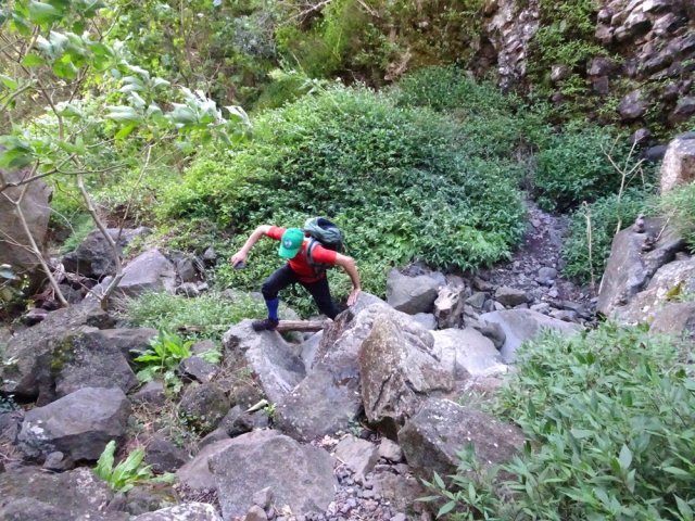 La remontée de la Ravine Kerval sur d'énormes roches