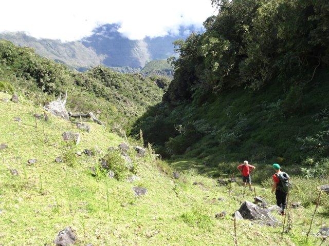On domine une partie du cirque depuis le plateau du Kerval