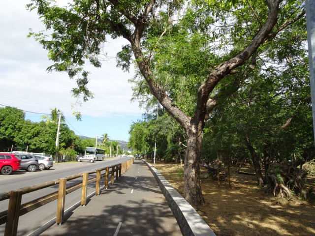 Piste au plus près de la route mais protégée d'une rambarde
