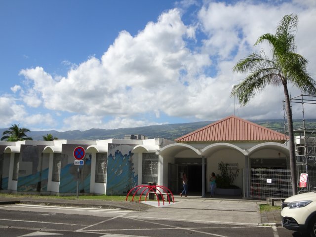 On passe devant la médiathèque