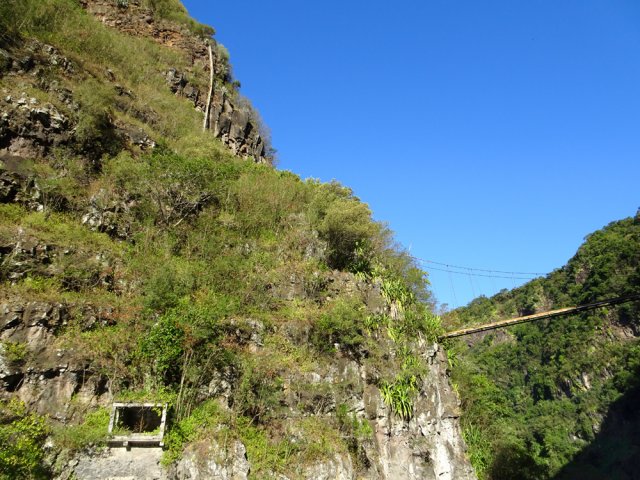 Arrivée à la tuyauterie surplombant la rivière