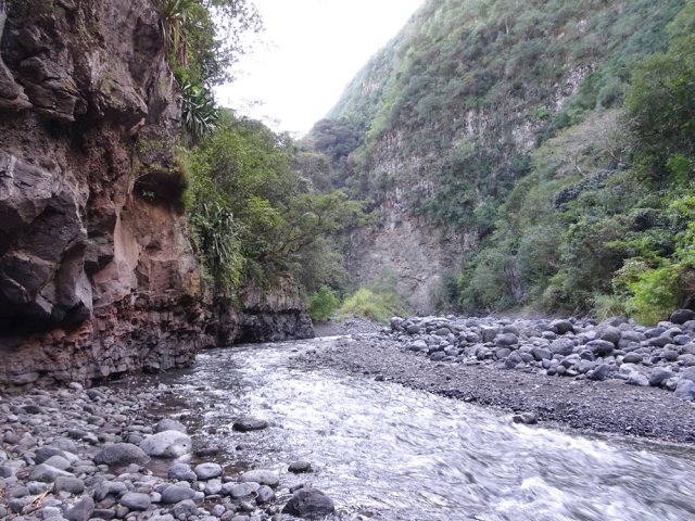 Beaucoup plus de courant qu'en aval de la passerelle