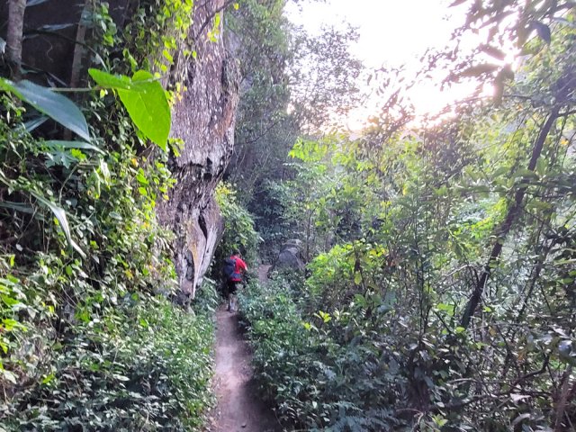 Plus bas, on longe une barre rocheuse infranchissable