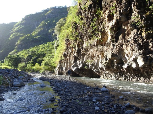 Marche agréable sur les bancs de sable et pierres dans le lit du Bras de La Plaine
