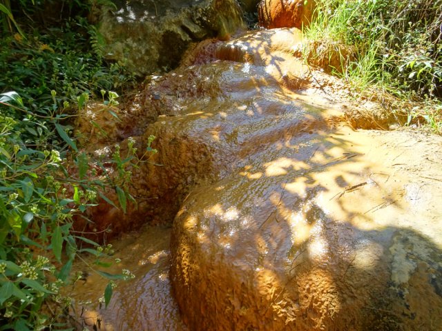 Le ruisseau, en aval du gué, proche des thermes