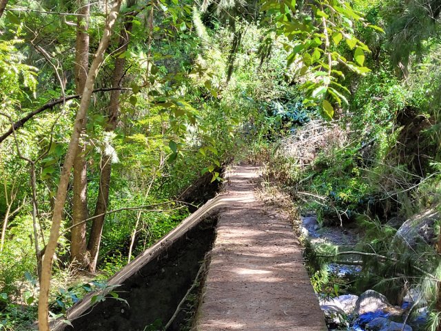 Le sentier débute après ce mur de barrage