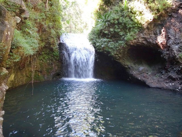 La dernière cascade de cette courte randonnée et son bassin