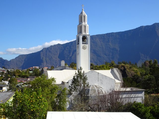 On peut contourner l'église ou la rejoindre