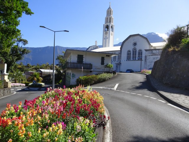 Nombreux parterres de fleurs autour de l'édifice