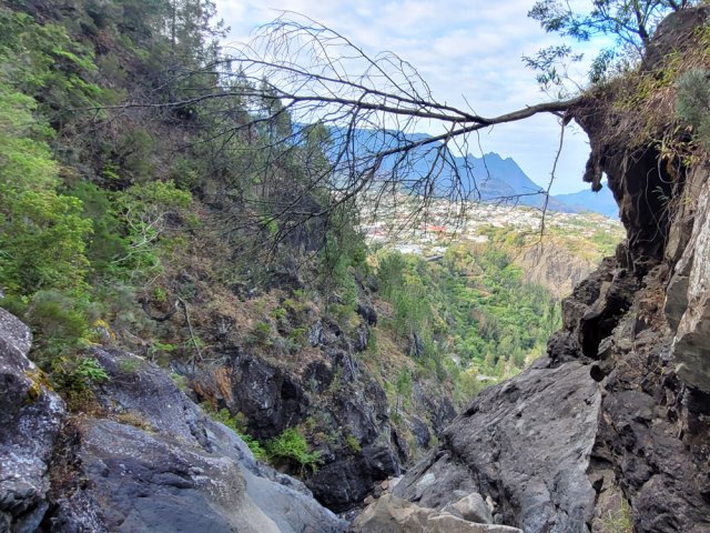 Le haut de la Cascade l'Eau Chaude. Prudence si les roches sont humides