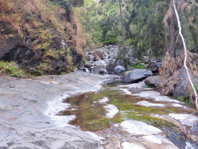 Marche facile pour rejoindre la canalisation aérienne