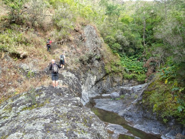 Remonter par le rocher en rive droite