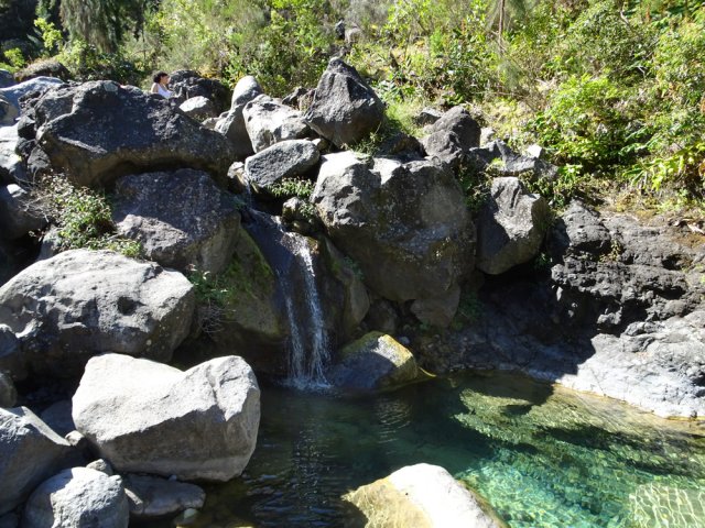 Entamer la descente du bras à partir du gué en frôlant des petites chutes