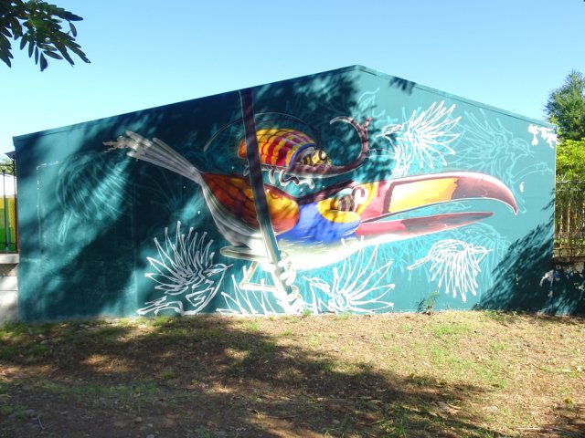 Belle fresque du Port, ville riche en affichages sur les immeubles alentour